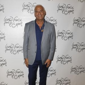Michel Fugain - Photocall de la 6ème édition du concert caritatif pour l'association "Leurs Voix Pour l'Espoir" contre le cancer à l'Olympia à Paris le 12 octobre 2017. © Marc Ausset-Lacroix/Bestimage | 00354996