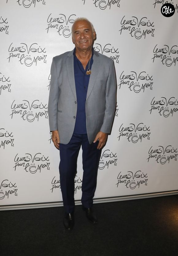 Michel Fugain - Photocall de la 6ème édition du concert caritatif pour l'association "Leurs Voix Pour l'Espoir" contre le cancer à l'Olympia à Paris le 12 octobre 2017. © Marc Ausset-Lacroix/Bestimage | 00354996