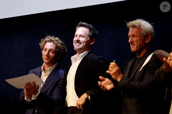 Jeremy Allen White, Scott Cooper, Sean Penn - Cérémonie d'ouverture du 17ème Festival Lumière à la Halle Tony Garnier à Lyon, le 11 octobre 2025. © Dominique Jacovides / Bestimage