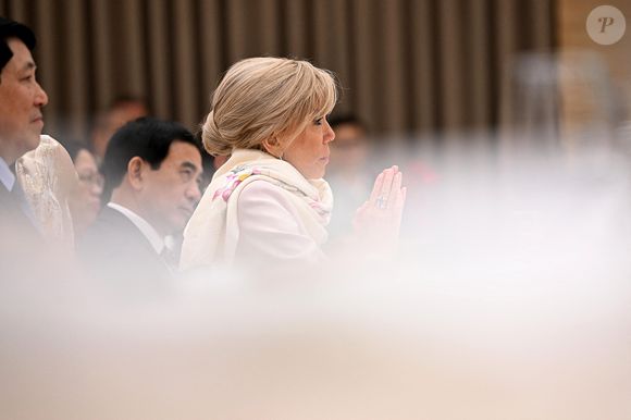 Brigitte Macron lors d'un dîner d'État au Centre international des congrès de Hanoi, au Vietnam, le 26 mai 2025. © Jeanne Accorsini / Pool / Bestimage