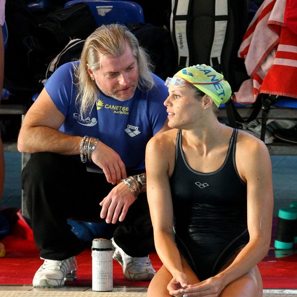 Philippe Lucas a malgré tout confié qu’il répondrait toujours présent pour elle.

EXCLUSIF - Laure Manaudou s'entretient avec son ancien entraîneur Philippe Lucas lors des championnats de France de natation en bassin court à Nîmes, France, le 8 décembre 2007. Photo by Mehdi Taamallah/ABACAPRESS.COM