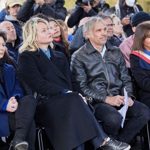 Luana Belmondo et Paul Belmondo - Inauguration de "La promenade Jean-Paul Belmondo" au terre-plein central du pont de Bir-Hakeim, ouvrage public communal situé sous le viaduc du métro aérien, à Paris (15e, 16e) le 12 avril 2023. © Cyril Moreau/Bestimage