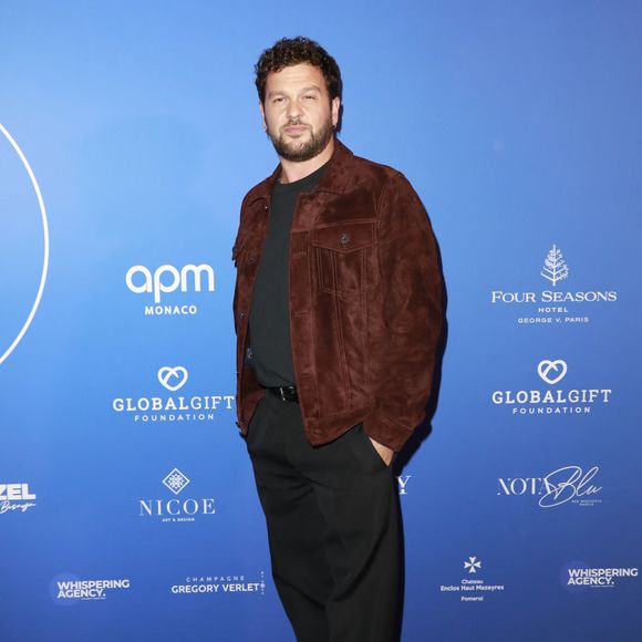 Claudio Capéo a une carrière couronnée de succès et il est très occupé.

Claudio Capéo - Photocall du Global Gift Gala Paris à l'hôtel Four Seasons George V à Paris le 8 novembre 2025. © Marc Ausset-Lacroix/Bestimage