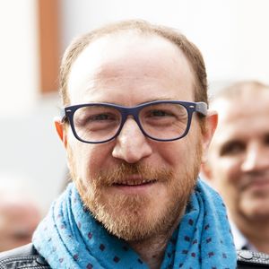 Exclusif - Marius Colucci - La ville de Montrouge rend hommage à Coluche lors de l'inauguration d'une plaque à l'adresse ou il a grandi, au 5 avenue Emile Boutroux juste derrière la place Emile Cresp, Montrouge le 19 juin 2019.  La sculpture de sa salopette qui a été inaugurée en 2011 fait peau neuve puisque son sculpteur l’a rénové. © Pierre Perusseau/Bestimage