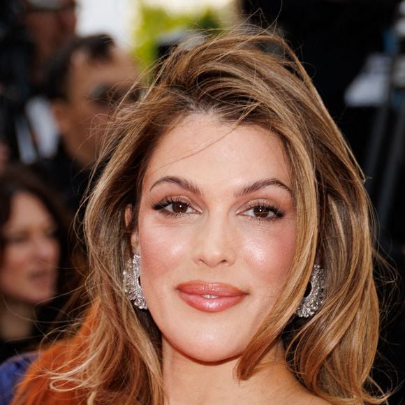 "Ça ne me rend pas heureuse. […] J’ai besoin d’avoir une vie privée. J’ai besoin de savoir qu’il y a des choses qui n’appartiennent qu’à moi."

Iris Mittenaere - Montée des marches du film " Fatherland " lors du 79ème Festival International du Film de Cannes, le 14 mai 2026. © Jacovides-Moreau / Bestimage