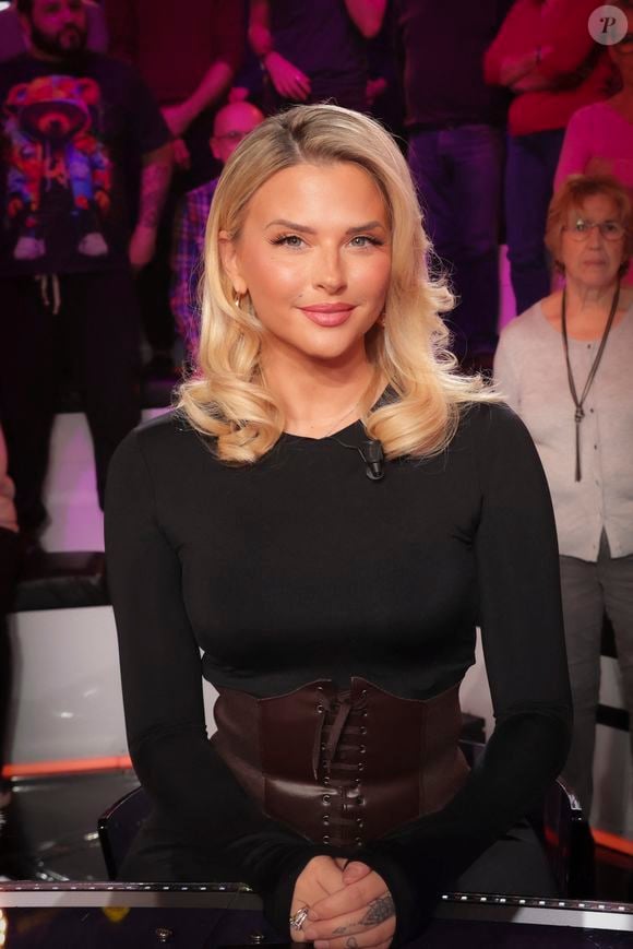 Exclusif - Kelly Vedovelli sur le plateau de l'émission "TPMP" diffusée en direct sur C8, le 17 décembre 2024.

Photo : Jack Tribeca / Bestimage