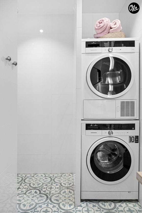 Mettre des boules de papier aluminium dans la machine à laver : pourquoi cette astuce séduit de plus en plus.