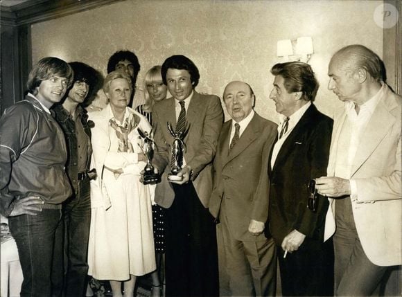 Le 05 juin 1980 - Drucker est entouré du chanteur Dave, du chanteur Lenny Escudero, de l'actrice Michèle Morgan, du chanteur Enrico Macias, de Dany Saval (sa femme), du cinéaste Marcel Carné, de l'acteur Jean Lefèbvre et du réalisateur Gérard Oury. Photo par Keystone Press Agency/ZUMA/ABACAPRESS.COM