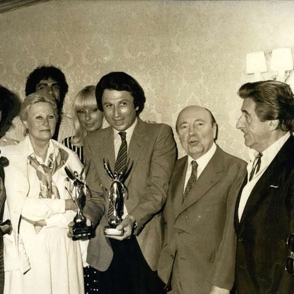 Le 05 juin 1980 - Drucker est entouré du chanteur Dave, du chanteur Lenny Escudero, de l'actrice Michèle Morgan, du chanteur Enrico Macias, de Dany Saval (sa femme), du cinéaste Marcel Carné, de l'acteur Jean Lefèbvre et du réalisateur Gérard Oury. Photo par Keystone Press Agency/ZUMA/ABACAPRESS.COM