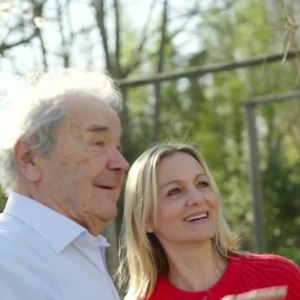 L'artiste a délaissé son répertoire musical pour rendre un vibrant hommage aux femmes de sa vie, tout particulièrement sa défunte épouse Rebecca.

Pierre Perret ouvre les portes de sa maison en région parisienne.