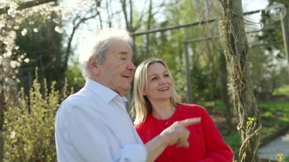 L'artiste a délaissé son répertoire musical pour rendre un vibrant hommage aux femmes de sa vie, tout particulièrement sa défunte épouse Rebecca.

Pierre Perret ouvre les portes de sa maison en région parisienne.