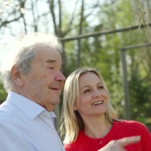 L'artiste a délaissé son répertoire musical pour rendre un vibrant hommage aux femmes de sa vie, tout particulièrement sa défunte épouse Rebecca.

Pierre Perret ouvre les portes de sa maison en région parisienne.