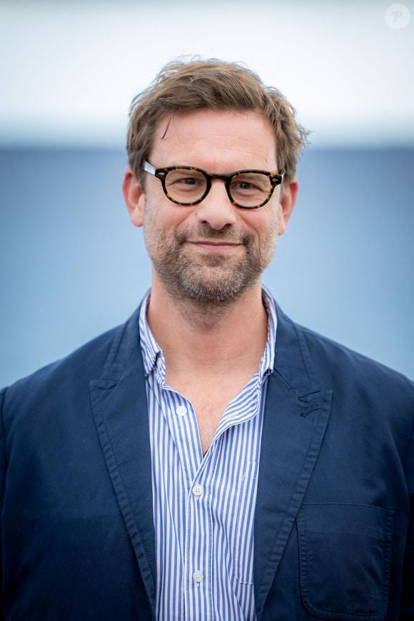 L'écrivain français Nicolas Mathieu pose lors d'un photocall pour "Leurs enfants après eux" dans le cadre du festival du film Cineroman à Nice le 30 septembre 2024. Photo by Shootpix/ABACAPRESS.COM