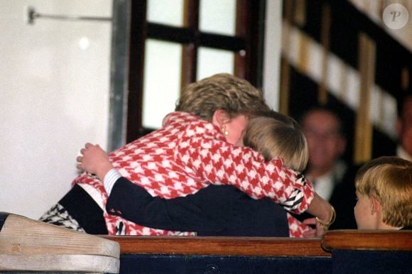 La Princesse de Galles serrant dans ses bras son fils aîné, le Prince William, alors âgé de 10 ans, après avoir embarqué sur le Royal Yacht Britannia avec son mari, le Prince de Galles et son fils cadet, le Prince Harry, le 23 octobre 1991.