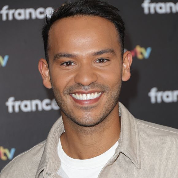 Mohamed Bouhafsi au photocall de la conférence de presse de rentrée de France Télévisions à Paris, France, le 4 septembre 2024. © Coadic Guirec/Bestimage