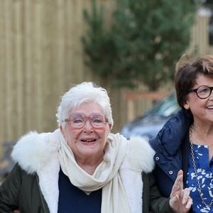 Arnaud Deslandes, maire de Lille, Line Renaud, Martine Aubry, maire honoraire de Lille - Line Renaud, 97 ans, a inauguré un jardin public qui porte son nom, à Lille, France, le mercredi 17 décembre 2025.

© Claude Dubourg/Bestimage
