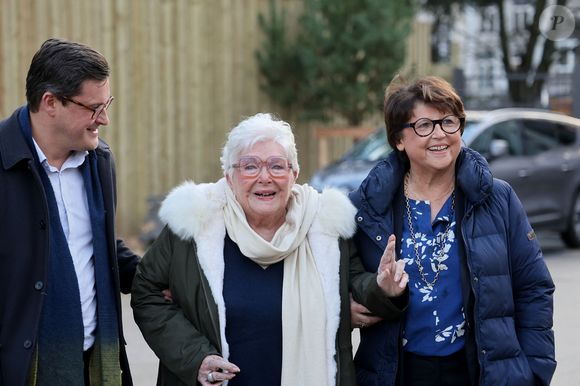 Arnaud Deslandes, maire de Lille, Line Renaud, Martine Aubry, maire honoraire de Lille - Line Renaud, 97 ans, a inauguré un jardin public qui porte son nom, à Lille, France, le mercredi 17 décembre 2025.

© Claude Dubourg/Bestimage