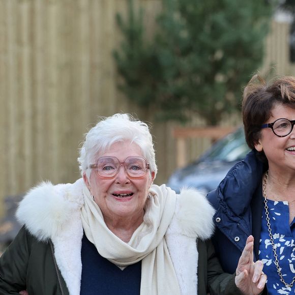 Arnaud Deslandes, maire de Lille, Line Renaud, Martine Aubry, maire honoraire de Lille - Line Renaud, 97 ans, a inauguré un jardin public qui porte son nom, à Lille, France, le mercredi 17 décembre 2025.

© Claude Dubourg/Bestimage