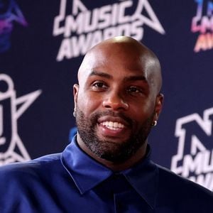 Ce projet d'envergure est né des conseils de son père, qui l'a toujours poussé à anticiper son avenir après le sport.

Teddy Riner au photocall de la 27ème édition des NRJ Music Awards au palais des Festivals de Cannes, France, le 31 octobre 2025. 

© Dominique Jacovides/Bestimage