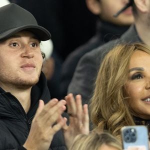 Cathy Guetta était tout sourire aux côtés de son fils Tim Elvis, portrait craché de David Guetta.

Cathy Guetta et son fils Tim Elvis Guetta - Célébrités dans les tribunes lors du match de Ligue des Champions entre le Paris Saint Germain contre Tottenham Hotspur Football Club (5-3) au Parc des Princes à Paris le 26 novembre 2025. © Cyril Moreau/Bestimage