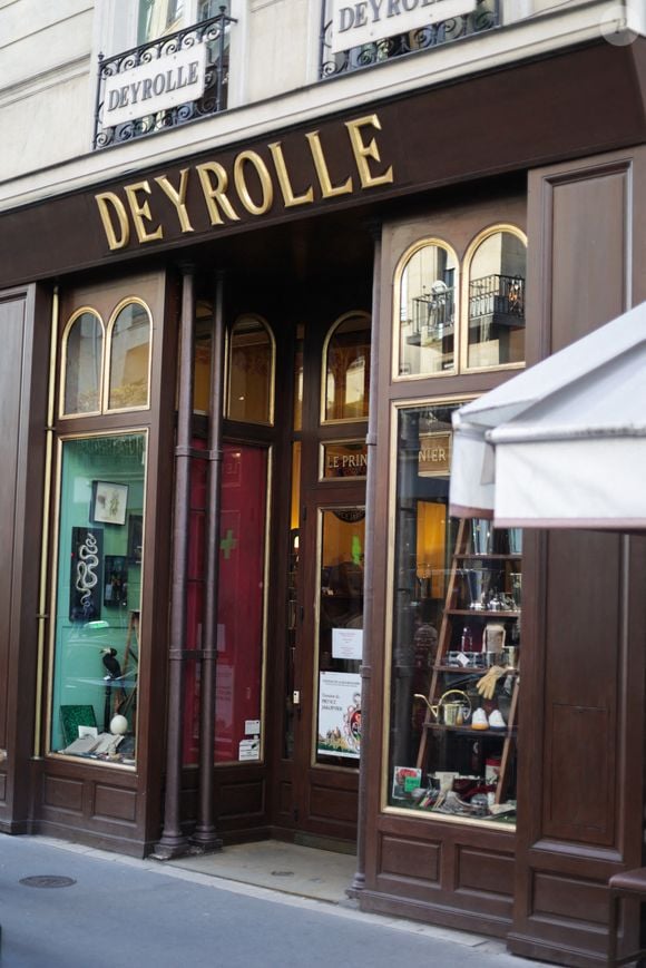 Il s'agit de Deyrolle : un cabinet de curiosités ouvert au public, référence dans le domaine de la taxidermie, de l'entomologie et des sciences naturelles

Johnny Depp s'associe à Deyrolle pour une édition limitée inspirée des célèbres affiches pédagogiques du 19ème siècle commandées par l'Etat français pour l'éducation des élèves jusqu'au milieu du 20ème siècle. Pour marquer cette première collaboration avec la prestigieuse institution, Johnny Depp a choisi de mettre en avant un sujet emblématique de son œuvre et de la collection Deyrolle : l'éléphant.
 le 27 mars 2025 à Paris, France. Photo by Nasser Berzane/ABACAPRESS.COM