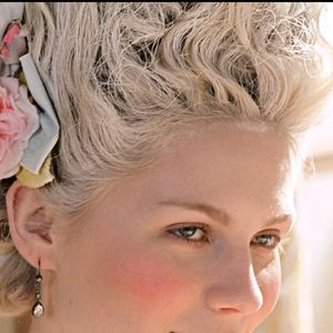 Une nouvelle preuve que l'héritage de Marie-Antoinette continue de faire rêver bien au-delà de la valeur des pierres précieuses.

Kirsten Dunst sur le tournage de "Marie-Antoinette". Agence/BestImage