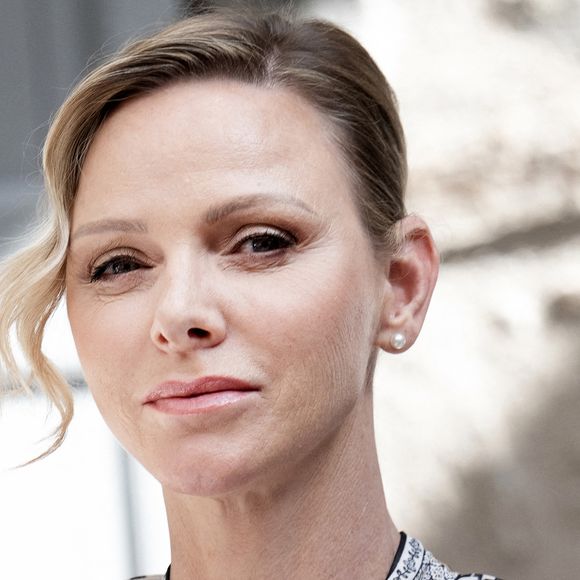 La princesse a applaudi un spectacle offert par de jeunes artistes eux-mêmes malades.

La princesse Charlène de Monaco visite la médiathèque du Mur de Barrez, en France, le 9 juillet 2025. Photo by David NIVIERE/ABACAPRESS.COM