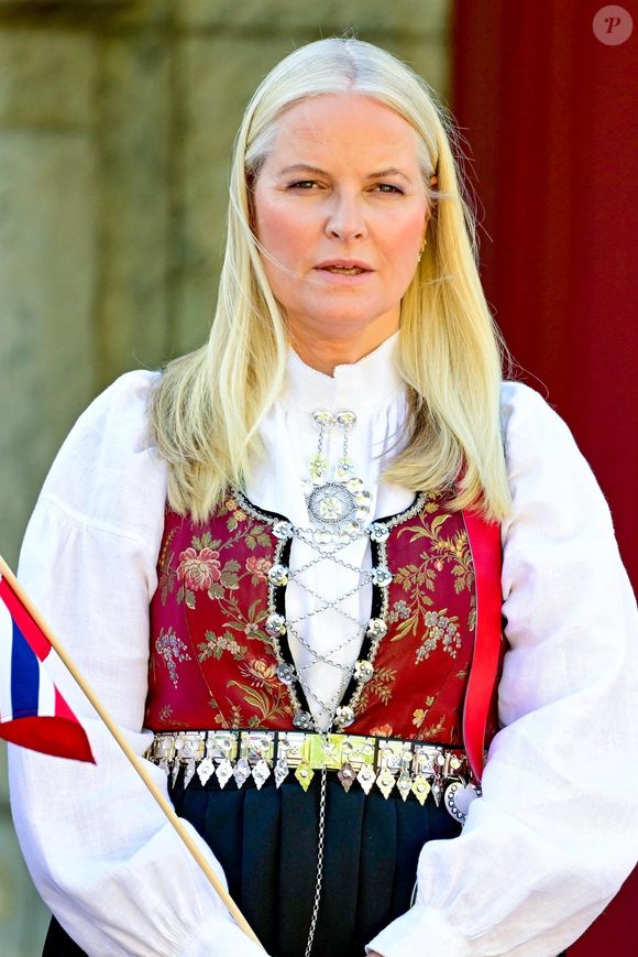 Le prince héritier Haakon, la princesse héritière Mette-Marit, la princesse Ingrid Alexandra, le prince Sverre Magnus et leur chien Molly sont photographiés célébrant la fête nationale norvégienne, à leur résidence de Skaugum, à Oslo. © Backgrid USA / Bestimage