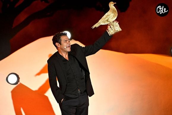 Exclusif - Jamel Debbouze durant l'enregistrement de la première soirée de "L'humour à la plage" pour la 3ème édition du festival de Juan les Pins à la pinède Gould le 26 juin 2026. C'est l'humoriste français Kev Adams qui a initié et mis en scène ce festival dans la ville de ses grand-parents où il a passé ses vacances quand il était plus jeune. Après le succès des éditions précédentes, TF1 et Kev Adams donnent rendez-vous au public pour des soirée d’humour inédite et festive. Cette année, deux soirées spectacle ont été programmées avant l'enregistrement des deux shows télévisiés. C'est Nino Arial, avec son one man "Pas Comme Eux" qui a ouvert le Festival suivi, suivi le lendemain par Fabrice Eboué et son spectacle "Solitudes". Tourné face à la mer, dans l’écrin magique de la pinède Gould à Juan-les-Pins, « L’Humour à la Plage » revient pour une 3e édition encore plus ambitieuse : un grand show à ciel ouvert, pour rire ensemble et démarrer l’été en beauté. Une carte postale en guise de scène avec une ambiance unique. Imaginé comme une véritable fête de l’humour à ciel ouvert, sous les pins, les pieds dans le sable et la tête dans les étoiles, « L’Humour à la Plage » rassemble le temps d’un soir les plus grands noms de l’humour avec des duos inédits, des sketchs exclusifs, des impros, des happenings, des surprises… et une énergie communicative portée par un public survolté. Une programmation exceptionnelle qui donne le sourire. Diffusée le 27 août sur TF1. © Bebert-Tribeca/Bestimage