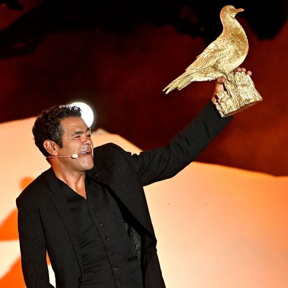 Exclusif - Jamel Debbouze durant l'enregistrement de la première soirée de "L'humour à la plage" pour la 3ème édition du festival de Juan les Pins à la pinède Gould le 26 juin 2026. C'est l'humoriste français Kev Adams qui a initié et mis en scène ce festival dans la ville de ses grand-parents où il a passé ses vacances quand il était plus jeune. Après le succès des éditions précédentes, TF1 et Kev Adams donnent rendez-vous au public pour des soirée d’humour inédite et festive. Cette année, deux soirées spectacle ont été programmées avant l'enregistrement des deux shows télévisiés. C'est Nino Arial, avec son one man "Pas Comme Eux" qui a ouvert le Festival suivi, suivi le lendemain par Fabrice Eboué et son spectacle "Solitudes". Tourné face à la mer, dans l’écrin magique de la pinède Gould à Juan-les-Pins, « L’Humour à la Plage » revient pour une 3e édition encore plus ambitieuse : un grand show à ciel ouvert, pour rire ensemble et démarrer l’été en beauté. Une carte postale en guise de scène avec une ambiance unique. Imaginé comme une véritable fête de l’humour à ciel ouvert, sous les pins, les pieds dans le sable et la tête dans les étoiles, « L’Humour à la Plage » rassemble le temps d’un soir les plus grands noms de l’humour avec des duos inédits, des sketchs exclusifs, des impros, des happenings, des surprises… et une énergie communicative portée par un public survolté. Une programmation exceptionnelle qui donne le sourire. Diffusée le 27 août sur TF1. © Bebert-Tribeca/Bestimage