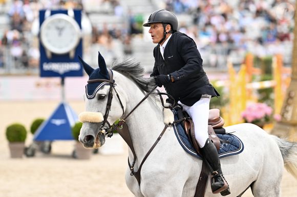 Serge Varsano sur Just Dance T&L Z dans l'épreuve Prix Barnes lors de la 10ème édition du "Longines Paris Eiffel Jumping" à la Plaine de Jeux de Bagatelle à Paris le 22 juin 2024.

© Pierre Perusseau / Veeren / Bestimage