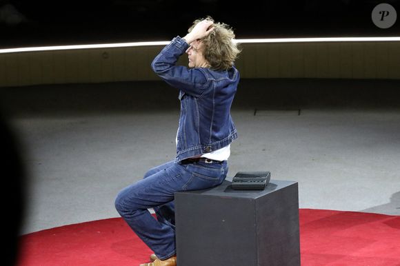 Exclusif - Alex Lutz raconte la vie de son père décédé lors de la Première représentation de son Spectacle « Sexe, grog et rocking chair », au Cirque d'hiver à Paris, France, le 4 Avril 2025.  © Bertrand Rindoff/Bestimage