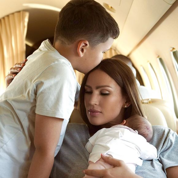 Après être partie à Bandol et avoir sillonné les festivals de France, de Belgique et de Suisse, celle qui fait actuellement la promotion de son dernier album, Charlotte, a partagé son humeur morose à l'idée du retour à l'école de ses enfants.

Vitaa avec son fils Adam et sa fille Noa. Avril 2022