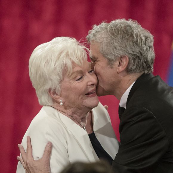 Line Renaud et Claude Sérillon lors d'une cérémonie de remise de prix au Palais de l'Elysée à Paris, France, le 22 mai 2014. Pool Photo Denis Allard/ABACAPRESS.COM