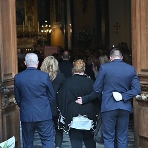 Violette Petrucciani (mère de Loana), Delphine, une amie proche de Loana, Mindy (fille de Loana) avec sa fille Maelysse sous le parapluie - Obsèques de Loana Petrucciani en la cathédrale Sainte-Réparate à Nice le 10 avril 2026. L'ancienne star de téléréalité a été retrouvée morte dans son appartement niçois par les autorités, le 25 mars dernier. © Bruno Bebert/Bestimage
