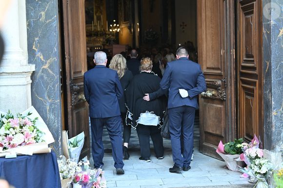 Violette Petrucciani (mère de Loana), Delphine, une amie proche de Loana, Mindy (fille de Loana) avec sa fille Maelysse sous le parapluie - Obsèques de Loana Petrucciani en la cathédrale Sainte-Réparate à Nice le 10 avril 2026. L'ancienne star de téléréalité a été retrouvée morte dans son appartement niçois par les autorités, le 25 mars dernier. © Bruno Bebert/Bestimage
