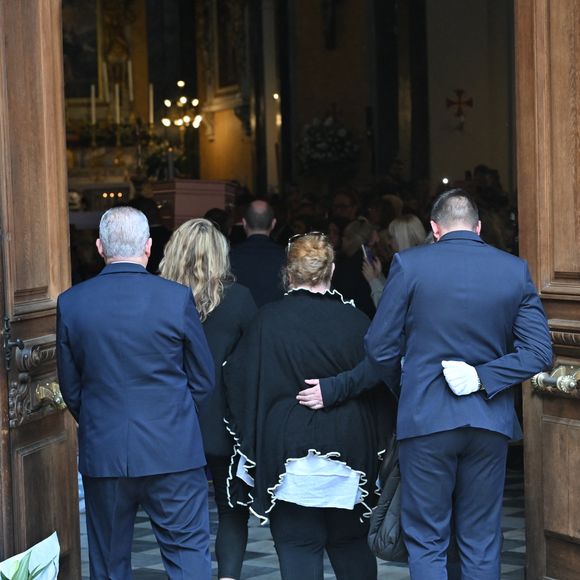 Violette Petrucciani (mère de Loana), Delphine, une amie proche de Loana, Mindy (fille de Loana) avec sa fille Maelysse sous le parapluie - Obsèques de Loana Petrucciani en la cathédrale Sainte-Réparate à Nice le 10 avril 2026. L'ancienne star de téléréalité a été retrouvée morte dans son appartement niçois par les autorités, le 25 mars dernier. © Bruno Bebert/Bestimage