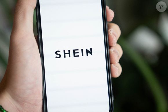 Il faut seulement quelques minutes sur la plateforme Shein pour comprendre à quel point son marketing est inéluctable. 


Une personne utilisant l'application Shein sur un téléphone portable. Photo by James Manning/PA Wire/ABACAPRESS.COM