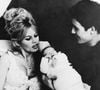 À l’époque, Brigitte Bardot, âgée de 25 ans, avait déjà subi deux interruptions de grossesse et vivait une maternité imposée dans un contexte médical et personnel difficile. 

Brigitte Bardot et son fils Nicolas, unique enfant qu'elle a eu, né en 1960 de son mariage avec Jacques Charrier © Keystone USA Collection / Bestimage