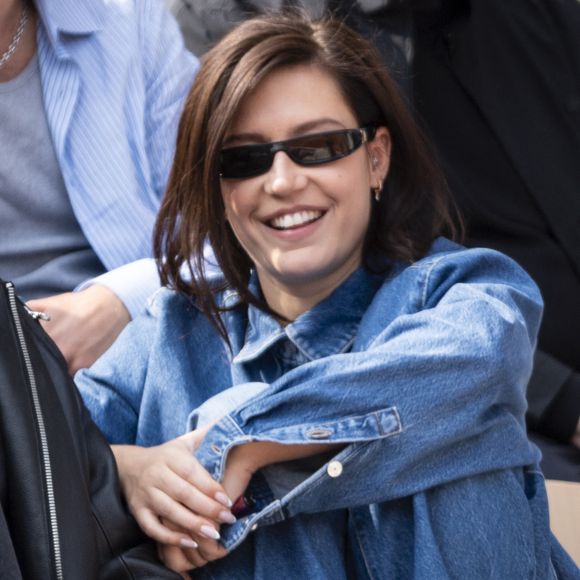 Adele Exarchopoulos en tribunes lors de la finale messieurs des Internationaux de France de Tennis de Roland Garros 2025 (jour 15), à Paris, France, le 8 juin 2025. © Cyril Moreau/Bestimage