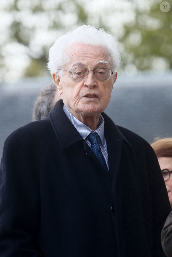 Ce sont les membres de sa famille qui ont annoncé la triste nouvelle à l'AFP.

Lionel Jospin - Obsèques du journaliste Jean-Yves Lhomeau au cimetière du Père Lachaise à Paris. Le 10 octobre 2024
© Christophe Clovis / Bestimage