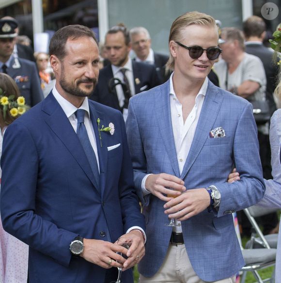 Et de compléter : "Maintenant, c’est le tribunal qui décidera de la suite des événements. De notre côté, nous continuerons à accomplir nos tâches du mieux que nous pouvons". Affaire à suivre...

Le prince Haakon, Marius Borg Hoiby - La famille royale de Norvège lors de la garden party du jubilé des 25 ans de règne du roi Harald de Norvège à Trondheim le 23 juin 2016.