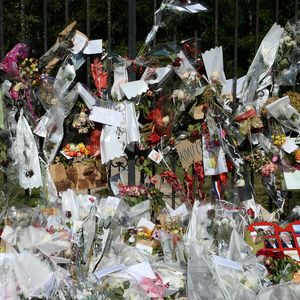 Les fans rendent hommage à Alain Delon devant la grille de sa propriété à Douchy-Montcorbon pendant ses obsèques le 24 août 2024. Agence / Bestimage