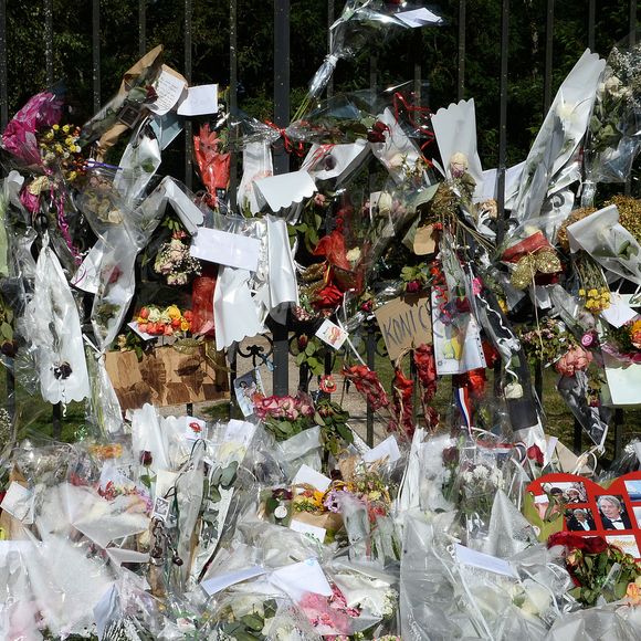 Les fans rendent hommage à Alain Delon devant la grille de sa propriété à Douchy-Montcorbon pendant ses obsèques le 24 août 2024. Agence / Bestimage