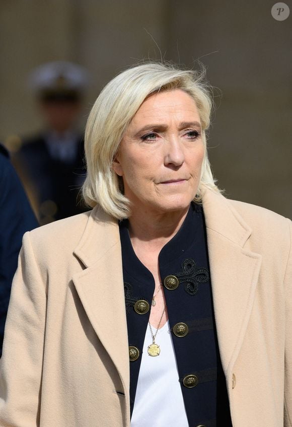 Marine Le Pen a 8 ans et habite alors dans un appartement cossu de la villa Poirier, dans le XVe arrondissement de Paris

Marine Le Pen - Hommage national pour l’amiral Philippe de Gaulle dans la cour d’honneur de l’Hôtel National des Invalides à Paris. Le 20 mars 2024.
© Jacques Witt / Pool / Bestimage