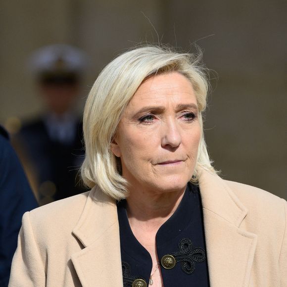 Marine Le Pen a 8 ans et habite alors dans un appartement cossu de la villa Poirier, dans le XVe arrondissement de Paris

Marine Le Pen - Hommage national pour l’amiral Philippe de Gaulle dans la cour d’honneur de l’Hôtel National des Invalides à Paris. Le 20 mars 2024.
© Jacques Witt / Pool / Bestimage