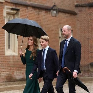 Le prince George de Galles, fait sa rentrée au collège d'Eton entouré de ses parents, le prince William, prince de Galles, et Catherine (Kate) Middleton, princesse de Galles, le 8 septembre 2026.  © PA Wire/PA Images / Bestimage