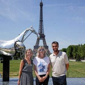 Exclusif - Audrey Duval, Virginie Coupérie-Eiffel, Tony Estanguet posent devant le cheval métallique Zeus lors de la 12ème édition du Paris Eiffel Jumping au pied de la Tour Eiffel sur le Champ-de-Mars à Paris, France le 21 juin 2026
© Tiphaine Lebely / Bestimage
