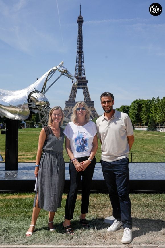Exclusif - Audrey Duval, Virginie Coupérie-Eiffel, Tony Estanguet posent devant  le cheval métallique Zeus lors de la 12ème édition du Paris Eiffel Jumping au pied de la Tour Eiffel sur le Champ-de-Mars à Paris, France le 21 juin 2026

© Tiphaine Lebely / Bestimage