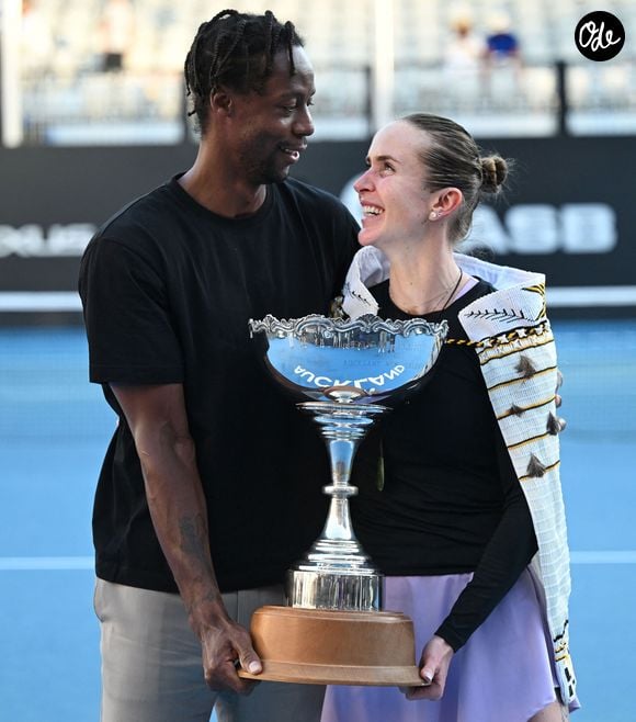Gaël Monfils et Elina Svitolina, posent pour une photo avec le trophée de la victoire après la finale du simple dames du tournoi de tennis WTA 250 ASB Classic, à la Manuka Doctor Arena d’Auckland, en Nouvelle-Zélande le dimanche 11 janvier 2026. 
Crédit : Photosport/PsnewZ/Bestimage